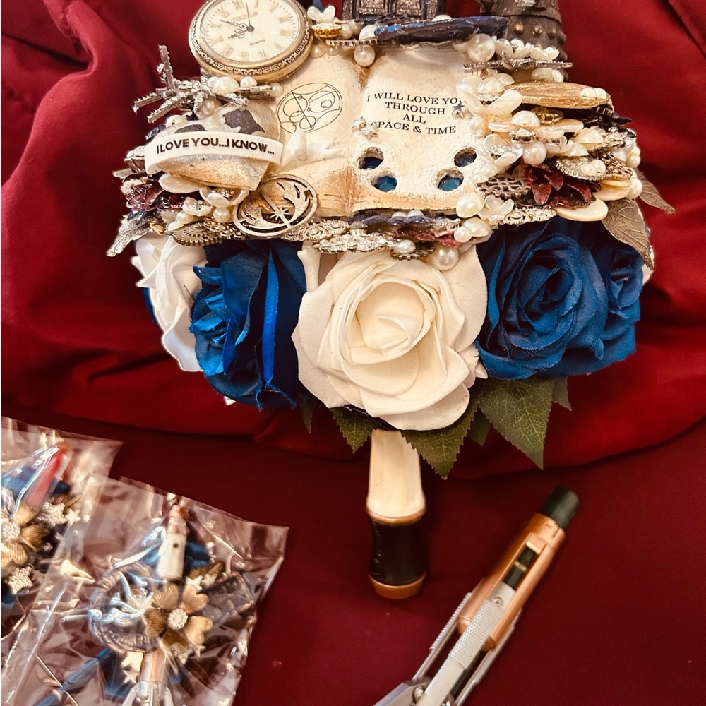 Not your average wedding bouquet 💐 elegant with a splash of time and space 🫶🏻